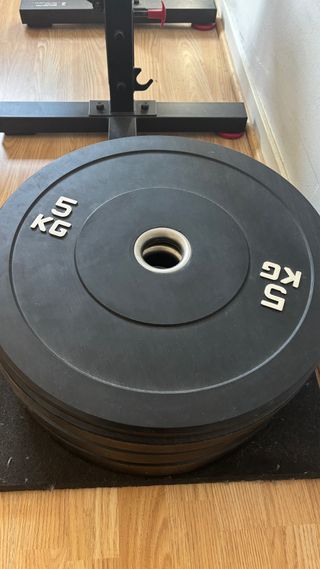 Banco press, barra olímpica y discos