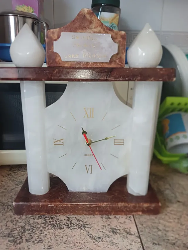 Reloj de mármol con base de piedra