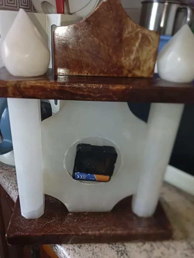 Reloj de mármol con base de piedra