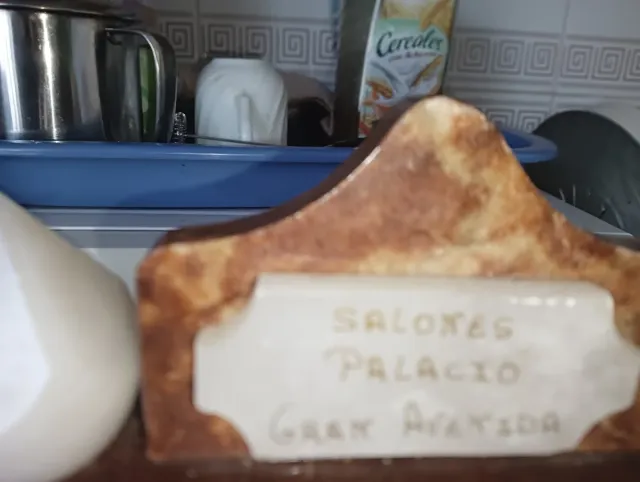 Reloj de mármol con base de piedra