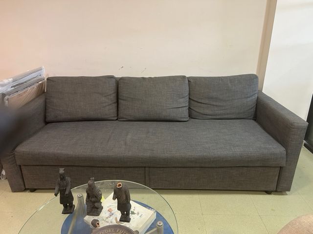 Sofá cama gris de tela