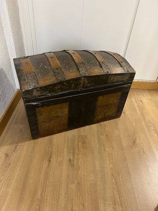 Baúl antiguo madera y metal