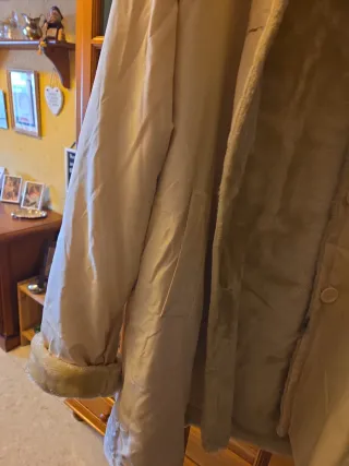 Abrigo beige con gorro piel sintetica