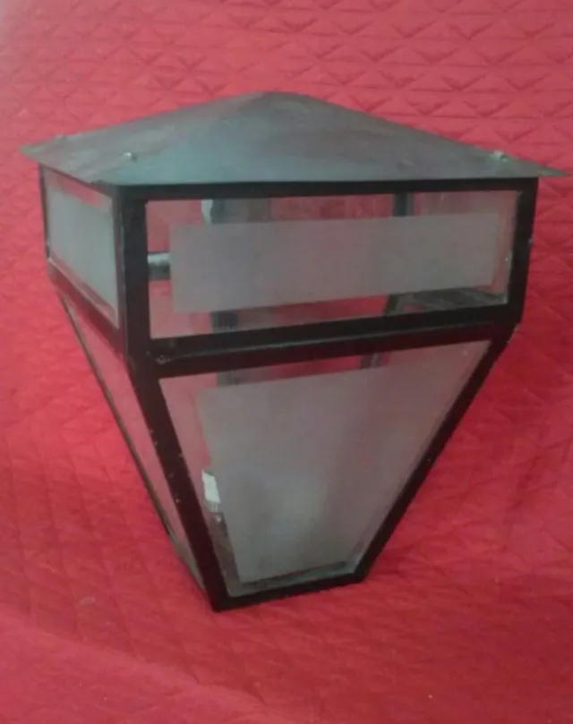 Farol de esquina negro y transparente