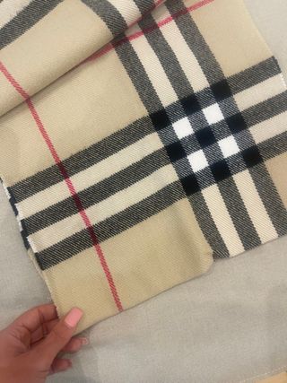 Bufanda Burberry Beige y Negra