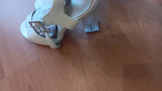 Zapatos de fiesta blancos y dorados