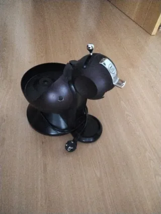 Cafetera Dolce Gusto morada metálizada