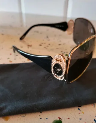 Gafas de sol Chopard negras y doradas
