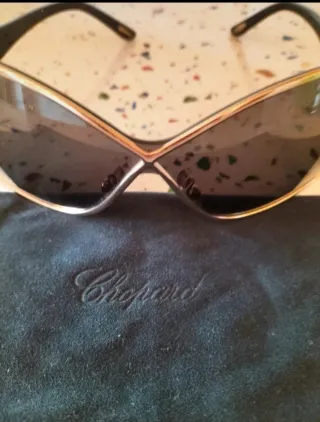 Gafas de sol Chopard negras y doradas