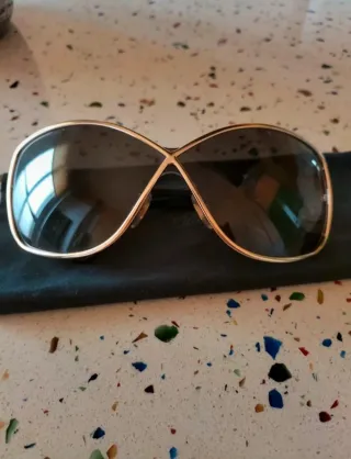 Gafas de sol Chopard negras y doradas