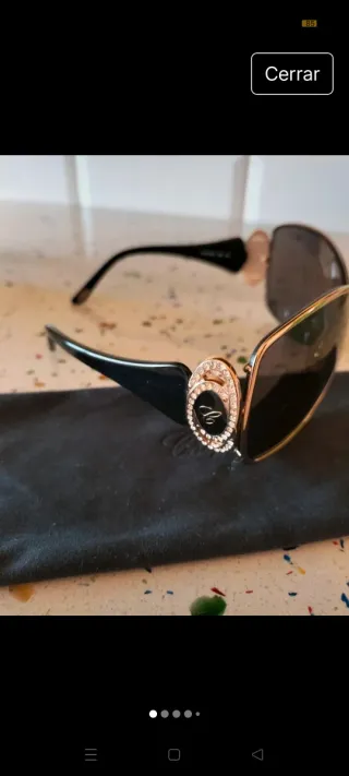 Gafas de sol Chopard negras y doradas