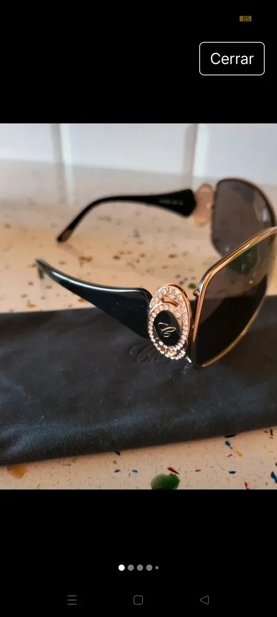 Gafas de sol Chopard negras y doradas