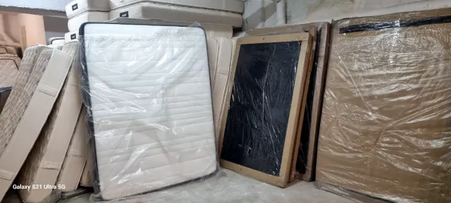 Camas Beige y Blancas y chocolate y cerezo artico