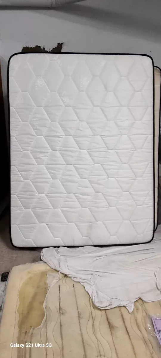 Camas Beige y Blancas y chocolate y cerezo artico