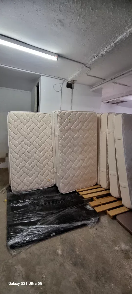 Camas Beige y Blancas y chocolate y cerezo artico