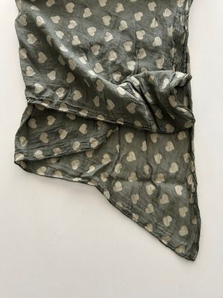 Fular verde con corazones dorados