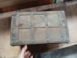 Mini baúl antiguo madera y metal