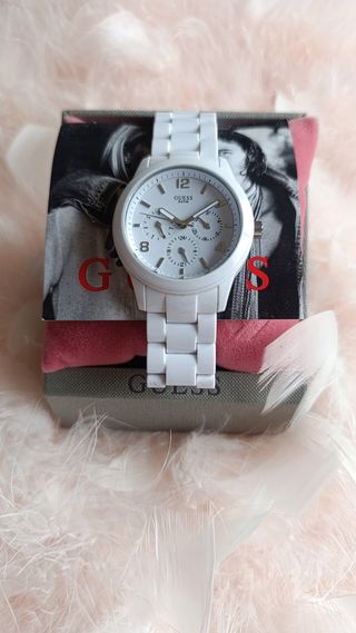Reloj Guess Multifunción Blanco. Casual.
