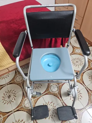 Silla con ruedas y WC nueva