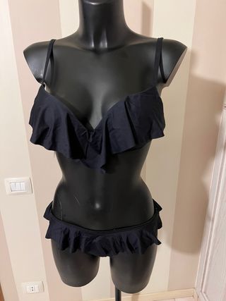 Bikini nero con balze  reggiseno 3  slip m