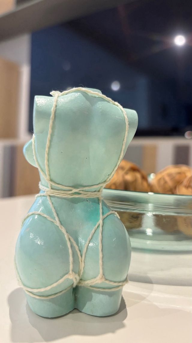 Escultura femenina arte shibari