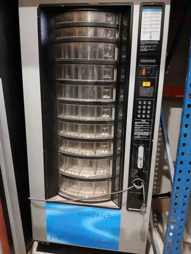 Máquina Expendedora Snacks y Bebidas