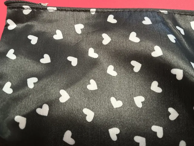 Neceser negro con corazones blancos