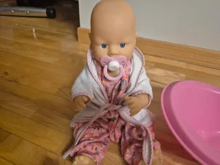 Bebé con bañera y accesorios