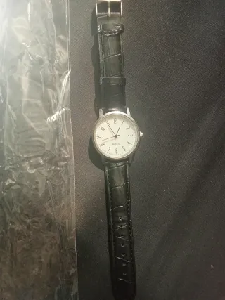 Reloj de pulsera plateado y negro