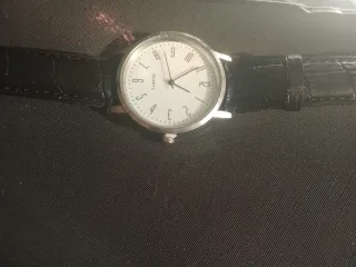 Reloj de pulsera plateado y negro