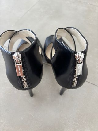 Zapatos de tacón Michael Kors negros
