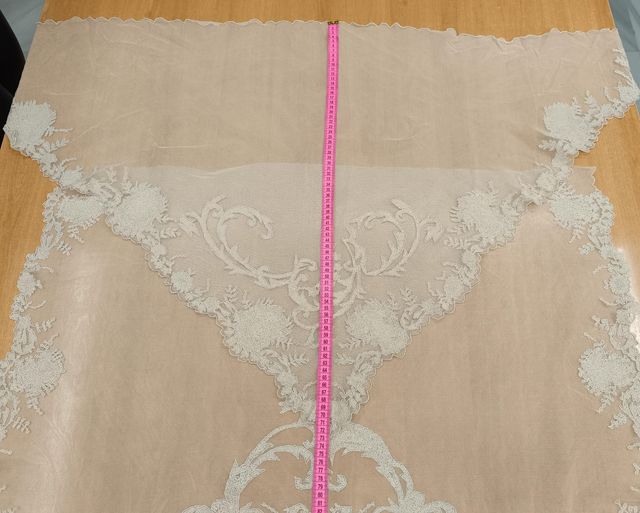 Manteleta tul bord. baige oscuro sin lent. 100cm