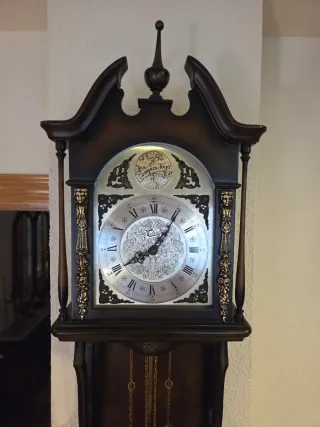 Carillon da parete in legno scuro