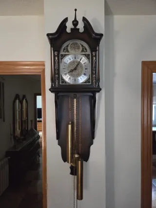 Carillon da parete in legno scuro