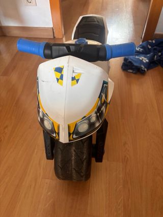 Moto correpasillos policía niño