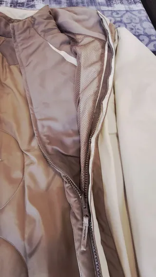 Chaqueta mujer beige y marrón.