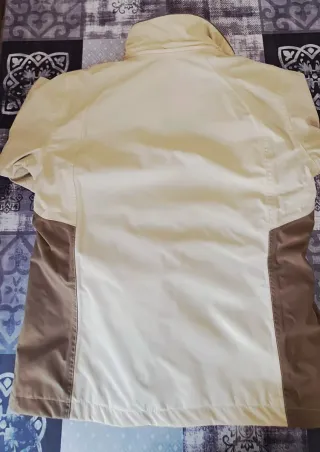 Chaqueta mujer beige y marrón.