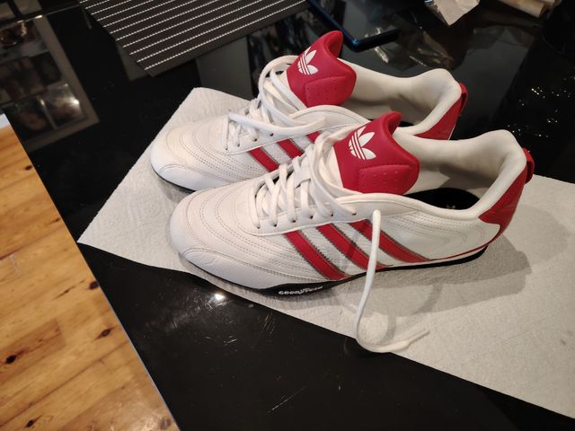 Zapatillas Adidas Blancas y Rojas.