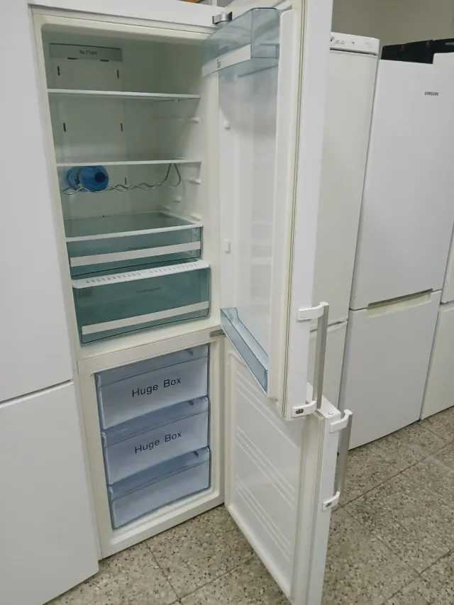 Nevera blanca con pegatinas