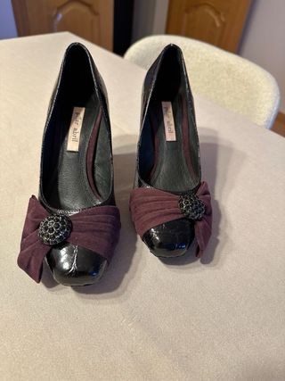 Zapatos de tacón negros charol lazo