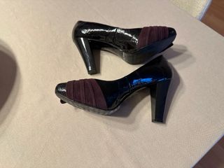 Zapatos de tacón negros charol lazo