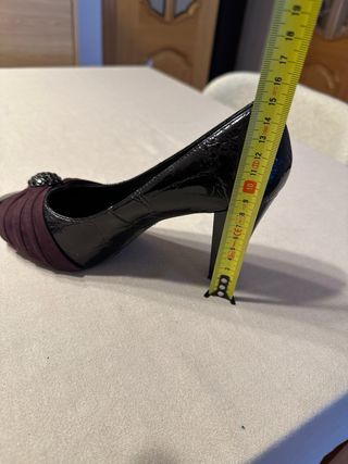 Zapatos de tacón negros charol lazo