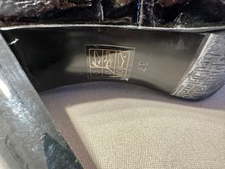 Zapatos de tacón negros charol lazo