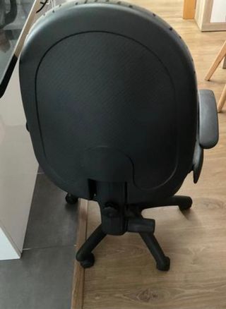 Silla de oficina gris con ruedas