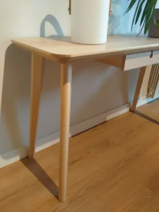 Escritorio de madera con cajón