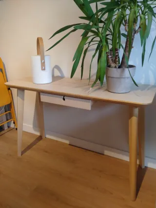 Escritorio de madera con cajón