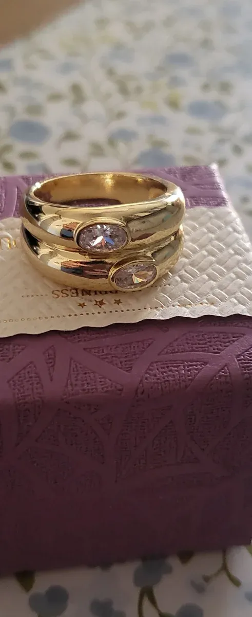 Anillo grande con circonitas de Acero