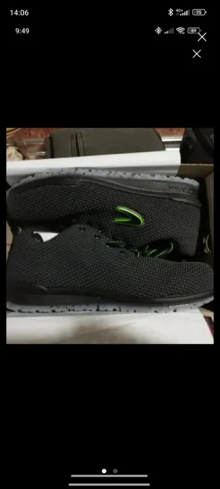 Zapatos de seguridad negros y verdes