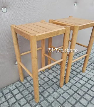 DOS TABURETES ALTOS MADERA