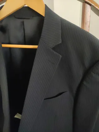 Completo uomo blu scuro a righe sottili bianche